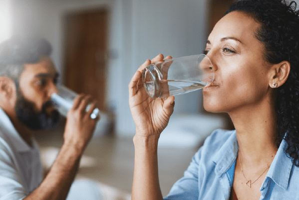 ¿Cuántos vasos de agua debes tomar al día?