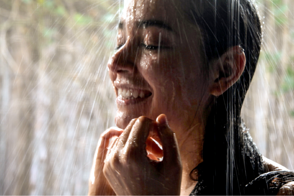 Mujer bañandose